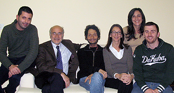 Claudio Grassi e Giovambattista Pani (secondo e terzo da destra) con i collaboratori dell'équipe che hanno partecipato all ricerca