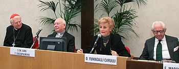 Da sinistra: cardinale Angelo Scola, cardinale Francesco Coccopalmerio, Ombretta Fumagalli Carulli, Francesco Margiotta Broglio