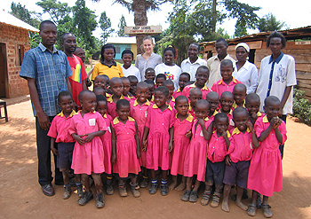 Francesca Rigotti con i bambini di Kampala