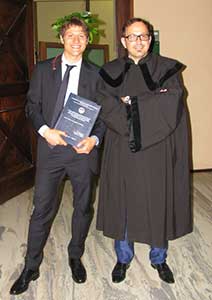 Giacomo Bartolini con il suo relatore di testi, il professor Claudio Sottoriva, il giorno della laurea
