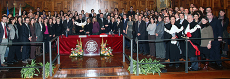 Foto di gruppo dei neo-dottori di ricerca con il rettore Lorenzo Ornaghi e alcuni presidi