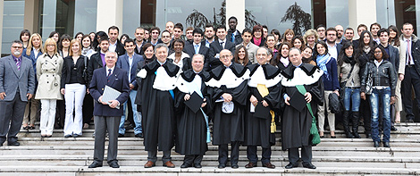 Foto di gruppo per i dottori 2008-2009 con le autorità accademiche davanti alla sede di Piacenza