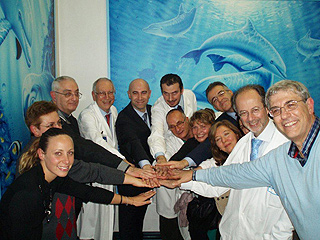 Medici, radioterapisti e promotori del progetto "Entrare nell'acquario" al momento dell'inaugurazione