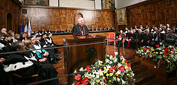 Il cardinale Angelo Scola in aula magna durante la prolusione per l'inaugurazione dell'anno accademico 2011-2012