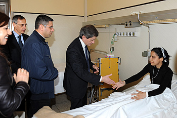 Il sindaco di Roma Gianni Alemanno in visita a una dei feriti nell'attentato alla chiesa di Baghdad lo scorso 31 ottobre. Con lui don Aysar Saaed 