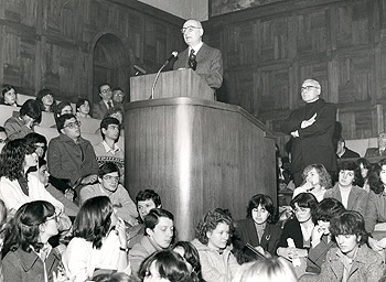 Giuseppe Lazzati incontra gli studenti in aula magna nel 1980