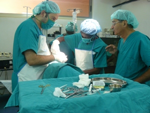 Andrea Giurdanella ( a sinistra) durante un intervento chirurgico in Uganda 