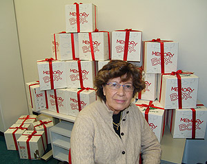 La professoressa Cristina Castelli con le Memory Box