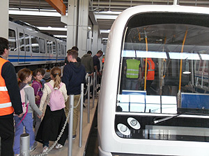 I bambini in visita a una delle stazioni della nuova metropolitana di Brescia