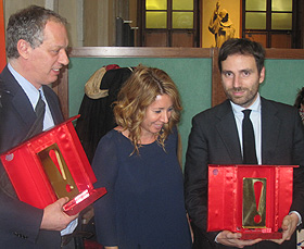 La consegna del premio a Peter Gomez e a Stefano Cappellini