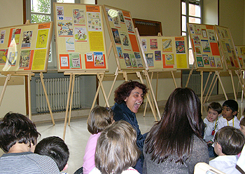 Una classe in visita alla mostra su Rodari