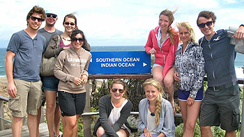 Nicole Mora e gli amici al punto di incontro tra due oceani