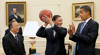 Barak Obama offre un pallone da basket autografato al vice premier cinese Wang Qishan 