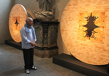 Pino Pedano davanti a due delle opere commissionategli dalla Cattolica (Foto: Velania La Mendola)