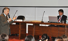 Il professor Maurizio Baussola presenta agli studenti il collega Valerio Potì