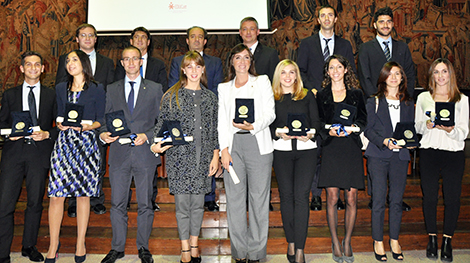 Foto di gruppo con il rettore Franco Anelli per i dodici migliori laureati dell'Ateneo nel 2014