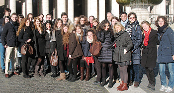 Foto di gruppo a San Pietro per gli studenti del Laboratorio di Editoria con il professor Roberto Cicala