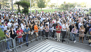 30 agosto 2011- Studenti in attesa di sostenere il test di ammissione a Medicina nella sede di Roma