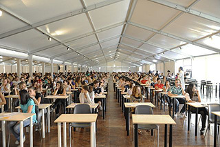 30 agosto 2011 - Studenti che sostengono il test di ammissione a Medicina nella sede di Roma
