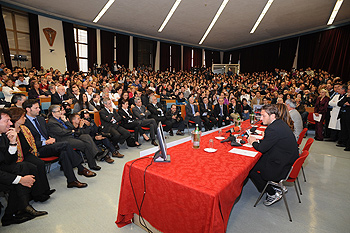 L'aula affollata per la lezione di Totti e Ranieri