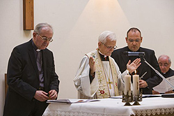 Il cardinale Raffaele Farina benedice le nuove vetrate. A sinistra monsignor Sergio Lanza 