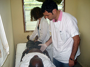 Leonardo Cataneo e Francesca Giovannenze in ambulatorio al Baobab Medical Centre