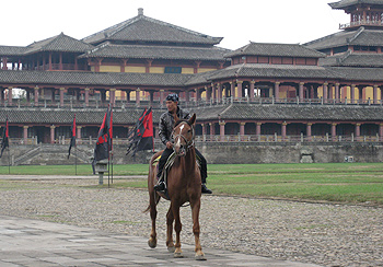 Agli Hengdian Studios non potevano mancare i cavalli. Sullo sfondo una delle location immense di cui dispone. I materiali sono solidissima muratura. Niente cartapesta, come invece avviene in molti studios cinematografici