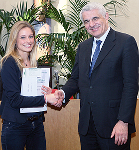 La vincitrice della sezione pendolari, Federica Baggio, con l'ad di Trenord Luigi Legnani