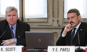 Il console generale degli Stati Uniti a Milano Kyle R. Scott con il professor Vittorio E. Parsi