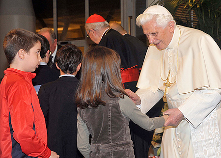 Un momento della visista del Papa al Policlinico Gemelli il 5 gennaio 2011