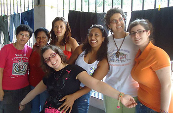 Festa nel carcere di Tabatinga. Carlotta (al centro) e Sabrina (a destra) insieme a suor Patriazia, suor Irene e tre detenute