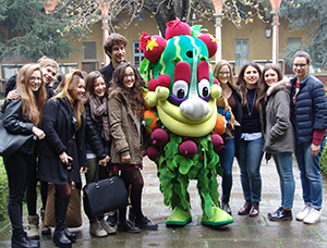 La mascotto di Expo, Foody, nei chiostri di largo Gemelli