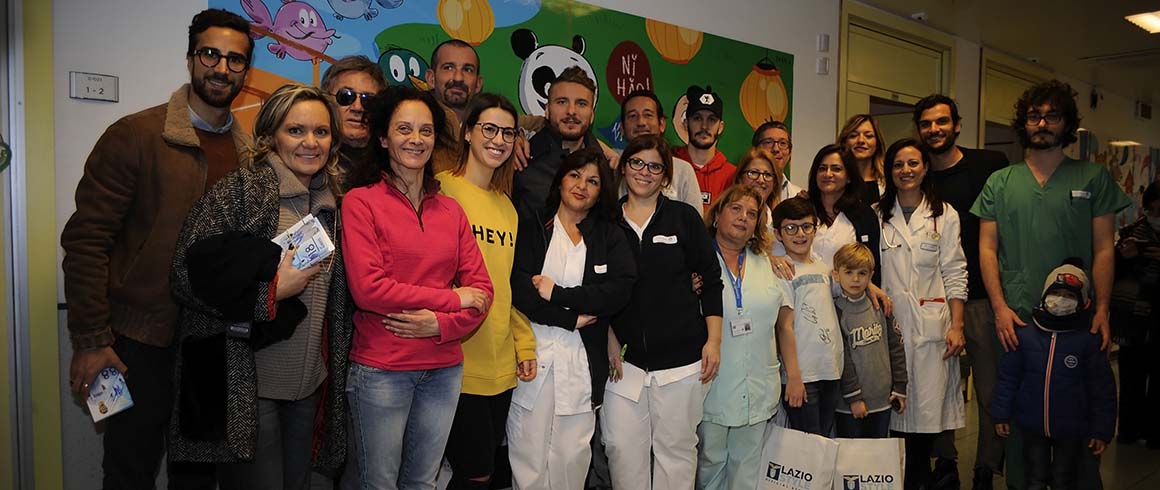 I campioni della Lazio con i piccoli pazienti del Gemelli
