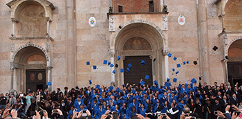 Il lancio del tocco davanti al Duomo di Piacenza