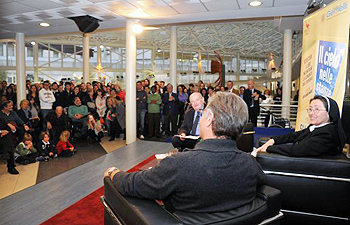 Hall del Gemelli affollata per suor Stella e Paolo Bonolis