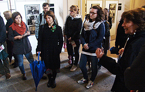 La presentazione della mostra sullo Scalone d'onore, con la professoressa Cecilia De Carli e il professor Francesco Tedeschi