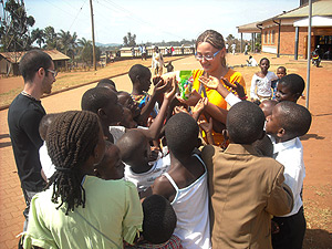 Alessia Romito con i bambini della missione