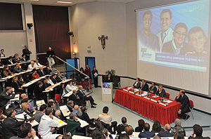 Una vista dall'alto dell'aula durante la presentazione della campagna "Eroi" di Telethon