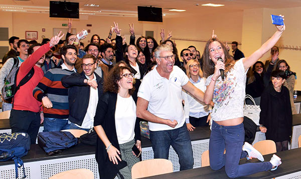 Selfie finale con Alessia Zecchini per gli studenti della sede di Roma