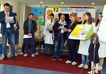 Un momento della premiazione delle scuole vincitrici, con Fabrizio Frizzi, Bruno Vespa e alcuni degli attori invitati