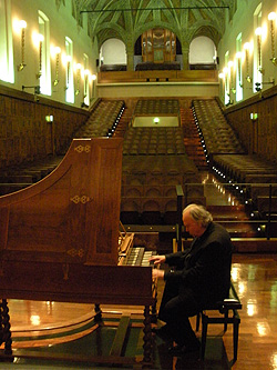 José Luis Gonzalez Uriol prova l'Oberlinger dell'aula magna