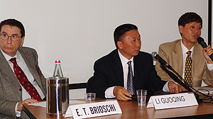 Il professor Edoardo Teodoro Brioschi con il segretario generale della Caa Guoqing Li