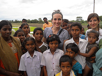 Katia Morello (al centro) con Francesca Tammeleo (a destra) con la gente indiana