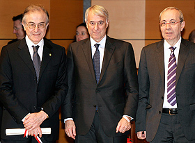 Alberto Quadrio Curzio con il sindaco Giuliano Pisapia e il presidente del Consiglio comunale Basilio Rizzo alla cerimonia di cosegna del premio "Ambrogino d'oro" - 7 dicembre 2011 - Foto di Andrea Scuratti - Comune di Milano