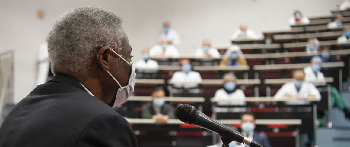 Il cardinale Turkson visita l’Unità di crisi del Gemelli per Covid-19