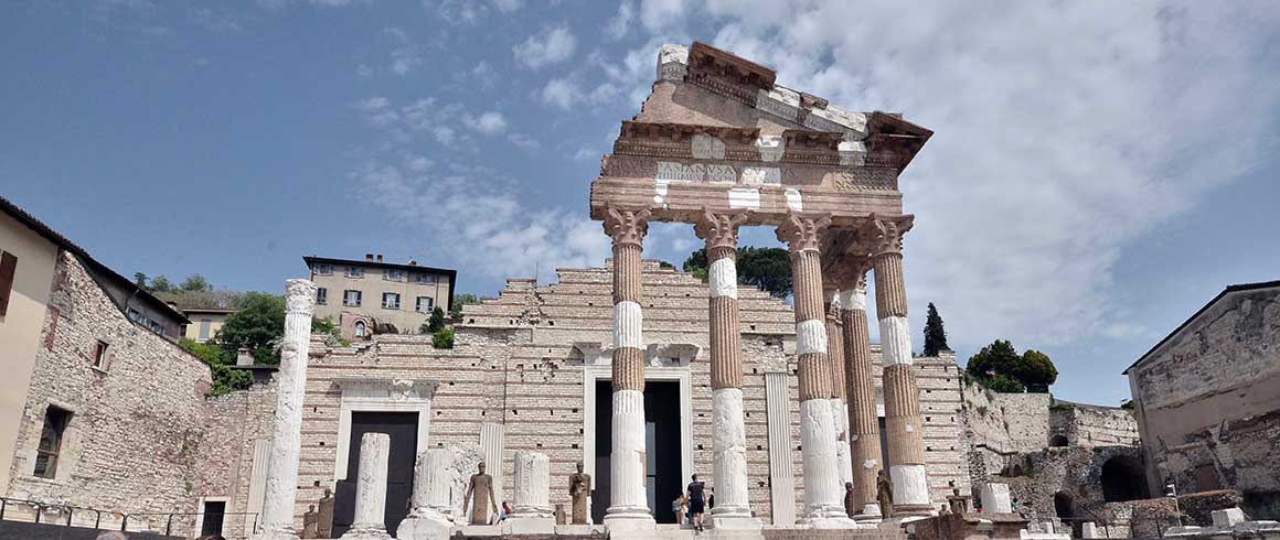 Brescia, festa di laurea in toga