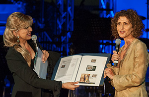 Milly Carlucci e Luisa Todini, presidente di Poste Italiane, presentano il francobollo dedicato al Policlinico A. Gemelli