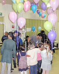 Un altro momento dell'inaugurazione dell'allestimento "Entrare in aquario", con i bimbi dell'asilo e alcuni piccoli pazienti