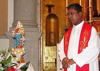 Padre Charles con la copia della statua della Nostra Signora di Matara