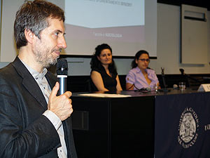 Mauro Magatti all'Open day luglio 2010. Sullo sfondo le testimoni per la facoltà di Sociologia